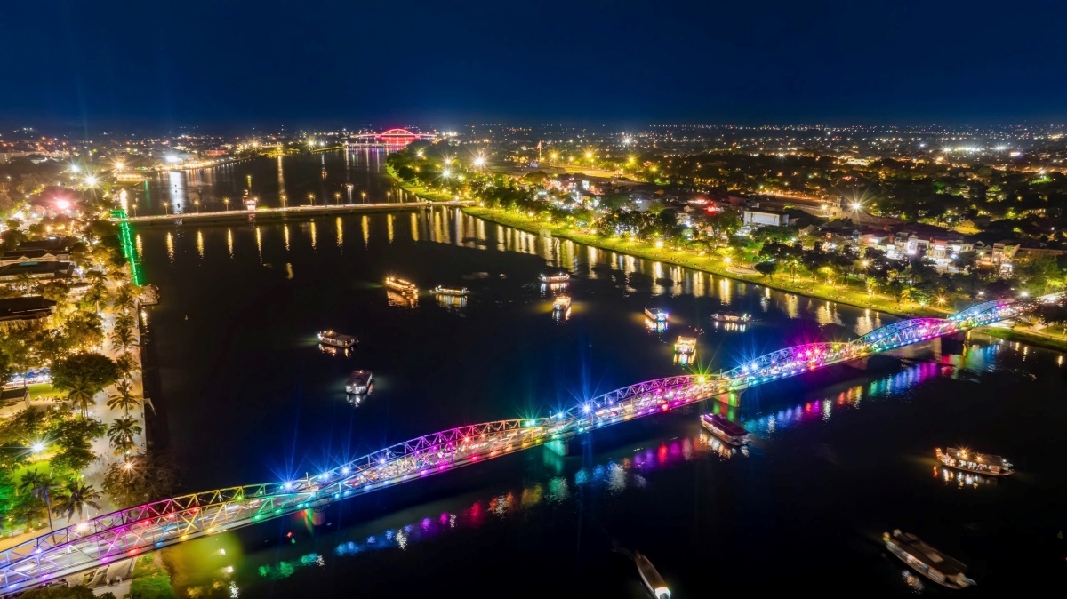 ถนนกลางคืนในกรุงเก่าเว้- ใช้ประโยชน์ด้านเศรษฐกิจควบคู่กับการอนุรักษ์มรดก